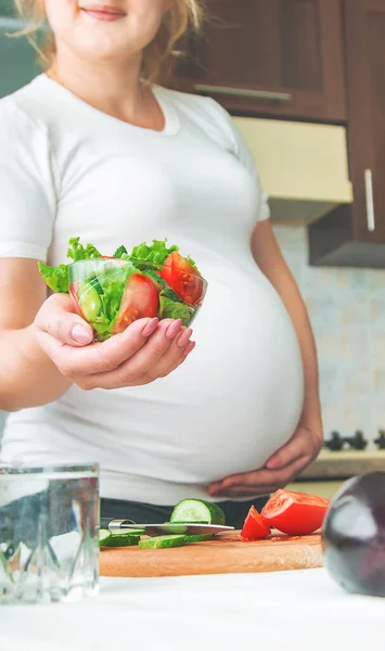 Una Mujer Embarazada Come Verduras Frutas Enfoque Selectivo Comida —  Fotos de Stock