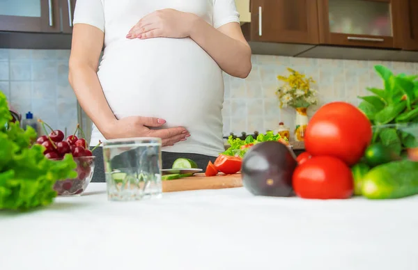 Uma Mulher Grávida Come Legumes Frutas Foco Seletivo Alimentos — Fotografia de Stock