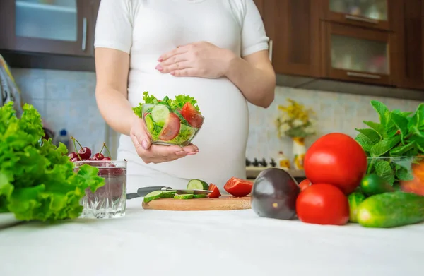 Eine Schwangere Frau Isst Gemüse Und Obst Selektiver Fokus Lebensmittel — Stockfoto