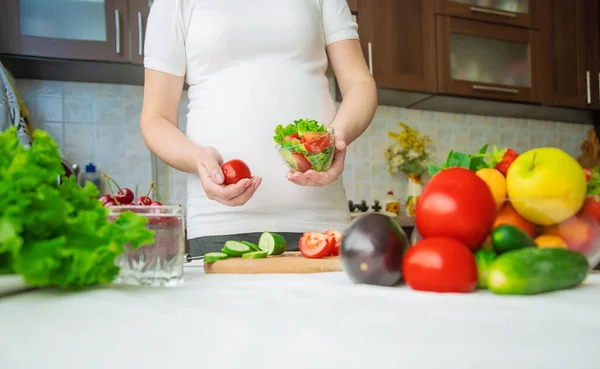 Una Mujer Embarazada Come Verduras Frutas Enfoque Selectivo Comida —  Fotos de Stock