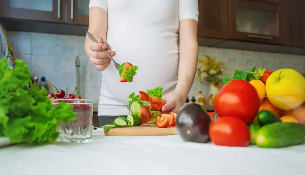 Una Donna Incinta Mangia Frutta Verdura Concentrazione Selettiva Alimenti — Foto Stock