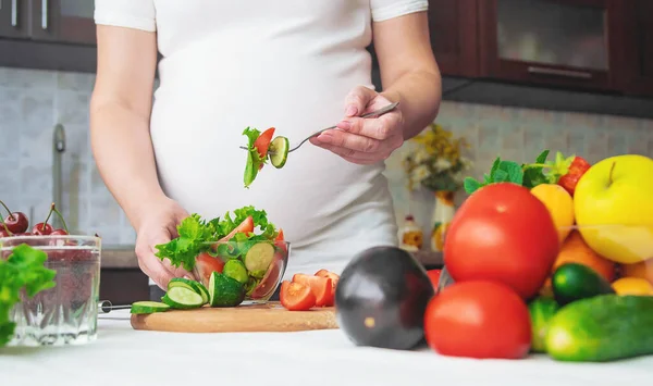 Una Mujer Embarazada Come Verduras Frutas Enfoque Selectivo Comida —  Fotos de Stock