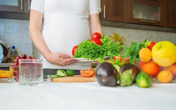 임신부는 채소와 과일을 먹는다 선택적 집중입니다 — 스톡 사진