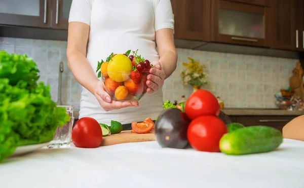 Eine Schwangere Frau Isst Gemüse Und Obst Selektiver Fokus Lebensmittel — Stockfoto