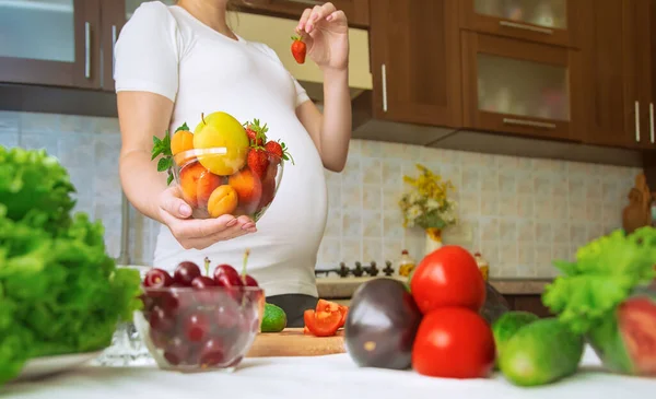 Una Mujer Embarazada Come Verduras Frutas Enfoque Selectivo Comida —  Fotos de Stock