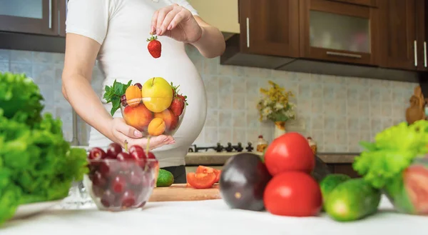 Una Mujer Embarazada Come Verduras Frutas Enfoque Selectivo Comida —  Fotos de Stock