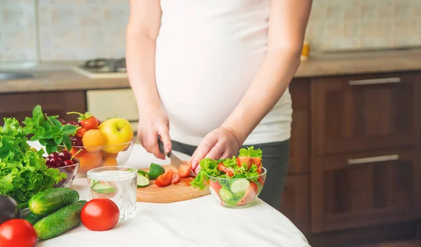 Uma Mulher Grávida Come Legumes Frutas Foco Seletivo Alimentos — Fotografia de Stock