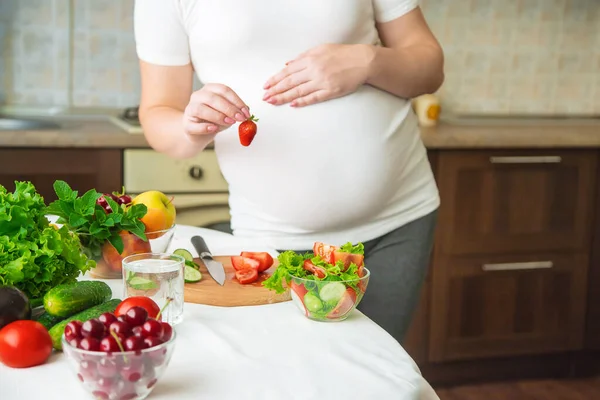 Una Mujer Embarazada Come Verduras Frutas Enfoque Selectivo Comida —  Fotos de Stock