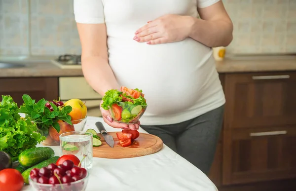 Uma Mulher Grávida Come Legumes Frutas Foco Seletivo Alimentos — Fotografia de Stock