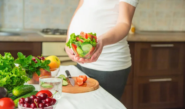 Una Mujer Embarazada Come Verduras Frutas Enfoque Selectivo Comida —  Fotos de Stock