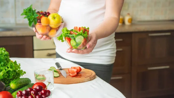 Těhotná Žena Zeleninu Ovoce Selektivní Soustředění Jídlo — Stock fotografie