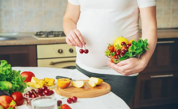 Uma Mulher Grávida Come Legumes Frutas Foco Seletivo Alimentos — Fotografia de Stock