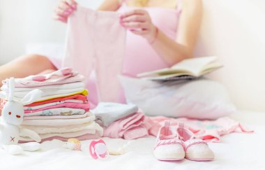 Hamile bir kadın liste hazırlıyor. Seçici odaklanma. insanlar.