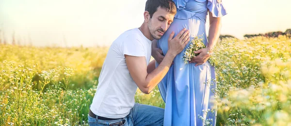 Mulher Grávida Homem Segurar Barriga Juntos Foco Seletivo — Fotografia de Stock