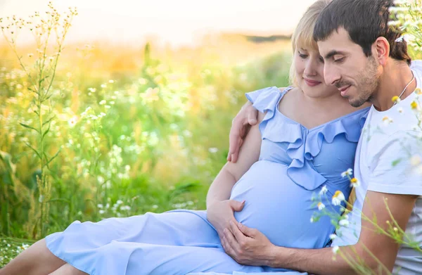 Hombre Abraza Vientre Una Mujer Embarazada Naturaleza Enfoque Selectivo Naturaleza — Foto de Stock