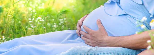 Hombre Abraza Vientre Una Mujer Embarazada Naturaleza Enfoque Selectivo Naturaleza — Foto de Stock