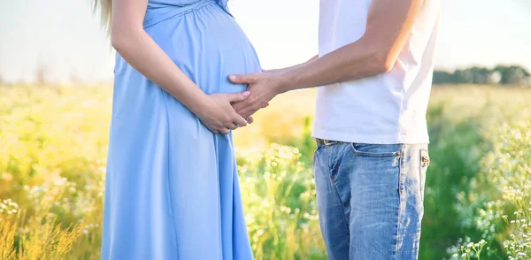 Kobieta Ciąży Mężczyzna Trzymają Brzuch Razem Wybiórcze Skupienie Charakter — Zdjęcie stockowe