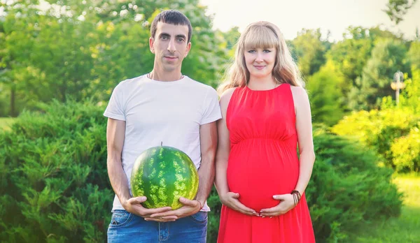 Una Mujer Embarazada Hombre Sostienen Una Sandía Enfoque Selectivo Naturaleza — Foto de Stock