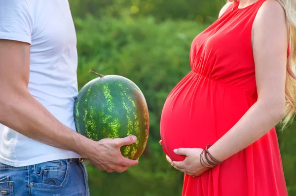 Uma Mulher Grávida Homem Têm Uma Melancia Foco Seletivo Natureza — Fotografia de Stock