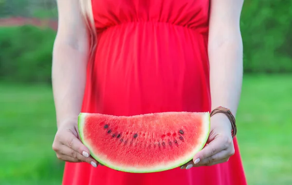 Karpuzlu Hamile Bir Kadın Seçici Odaklanma Yiyecek — Stok fotoğraf