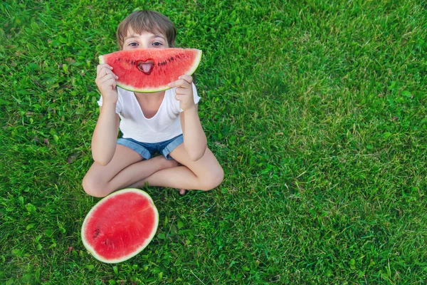 Ein Kind Beim Picknick Isst Eine Wassermelone Selektiver Fokus Lebensmittel — Stockfoto