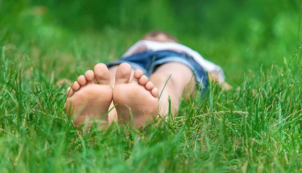 공원의 풀밭에 아이들의 발이요 선택적 집중입니다 — 스톡 사진