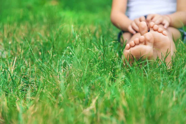 공원의 풀밭에 아이들의 발이요 선택적 집중입니다 — 스톡 사진