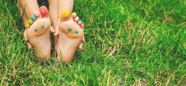 Los Pies Los Niños Con Patrón Pinturas Sonríen Hierba Verde — Foto de Stock