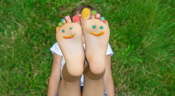 Pés Crianças Com Padrão Pinturas Sorriem Grama Verde Foco Seletivo — Fotografia de Stock