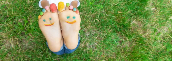 Dětské Nohy Vzorkem Barev Usmívají Zelenou Trávu Selektivní Soustředění Příroda — Stock fotografie