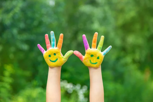 Дитячі Руки Фарбах Посміхаються Вибірковий Фокус Природа — стокове фото