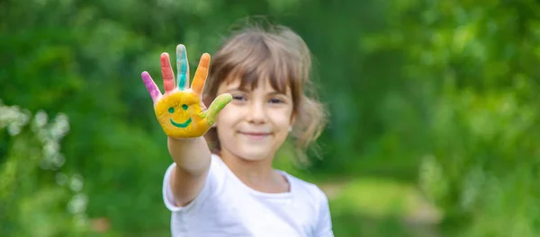 Kinderhände Zaubern Ein Lächeln Ins Gesicht Selektiver Fokus — Stockfoto