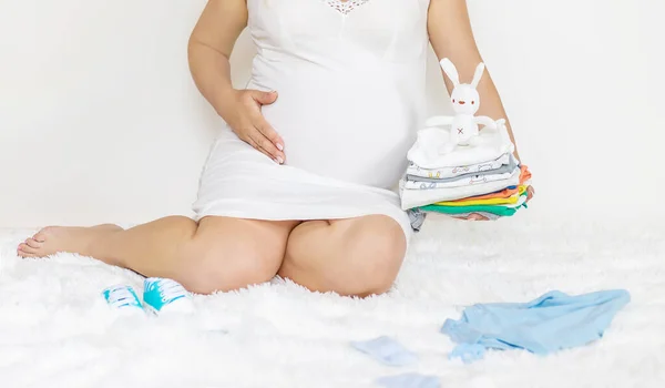 Baby Clothes Pregnant Woman Selective Focus People — Stock Photo, Image