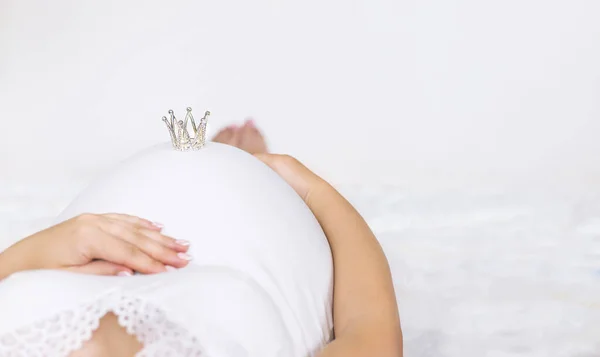 Kobieta Ciąży Korona Brzuchu Wybiórcze Skupienie Ludzie — Zdjęcie stockowe