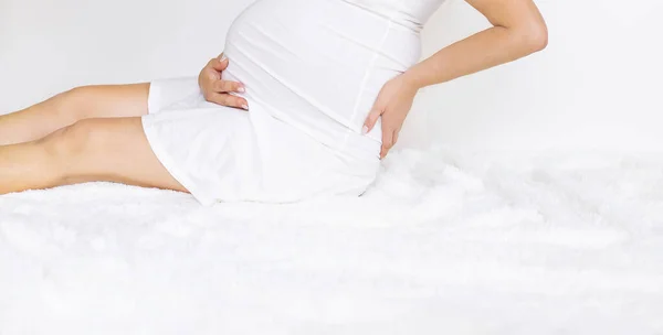Mujer Embarazada Con Vientre Cama Enfoque Selectivo Gente —  Fotos de Stock