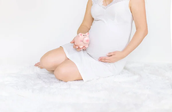 Hamile Bir Kadın Domuz Kumbarası Tutuyor Seçici Odaklanma Insanlar — Stok fotoğraf