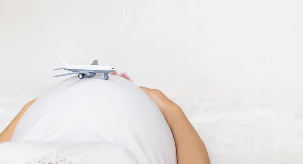 Těhotná Žena Drží Letadlo Selektivní Soustředění Lidé — Stock fotografie