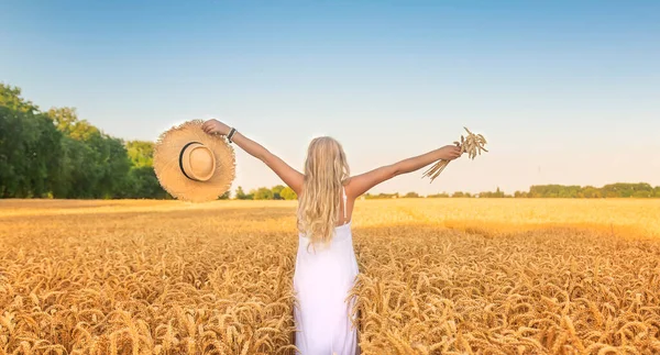 Buğday Tarlasında Bir Kadın Seçici Odaklanma Doğa — Stok fotoğraf