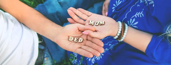 Homem Uma Mulher Estão Segurar Cartas Nas Mãos Ded Mãe — Fotografia de Stock
