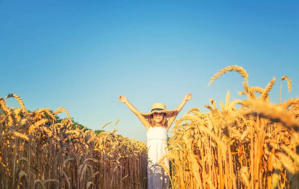 Uma Criança Num Campo Trigo Foco Seletivo Natureza — Fotografia de Stock