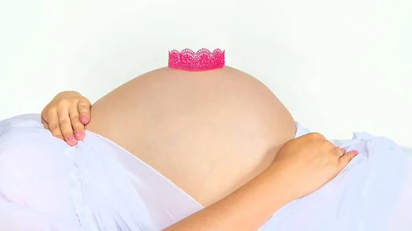 孕妇肚子上戴王冠 有选择的重点 — 图库照片