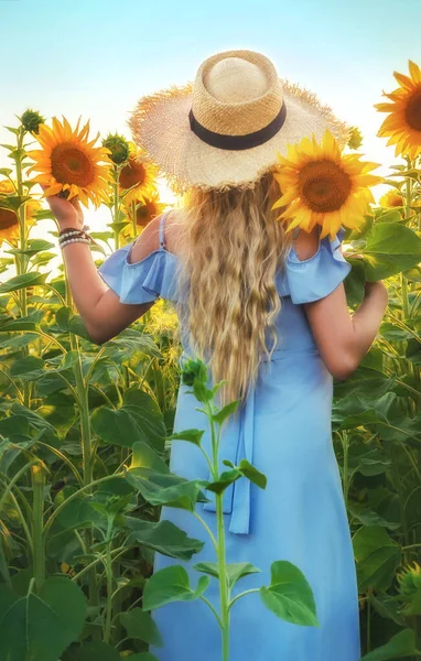 Mujer Campo Girasoles Enfoque Selectivo Naturaleza —  Fotos de Stock