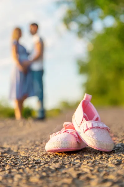 Mujer Embarazada Hombre Zapatos Bebé Enfoque Selectivo Naturaleza — Foto de Stock