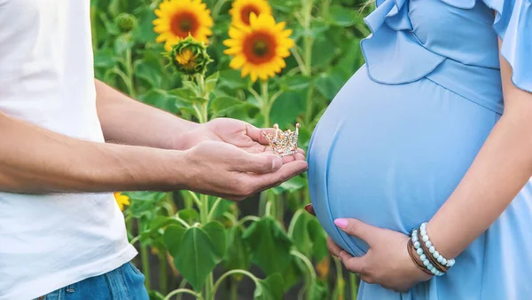 Una Mujer Embarazada Hombre Sostienen Una Corona Enfoque Selectivo Naturaleza — Foto de Stock