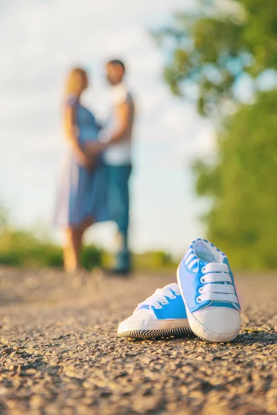 Mujer Embarazada Hombre Zapatos Bebé Enfoque Selectivo Naturaleza —  Fotos de Stock