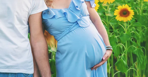 Mujer Embarazada Hombre Campo Girasoles Enfoque Selectivo Naturaleza — Foto de Stock