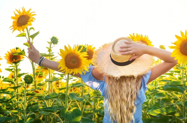 Mujer Campo Girasoles Enfoque Selectivo Naturaleza —  Fotos de Stock