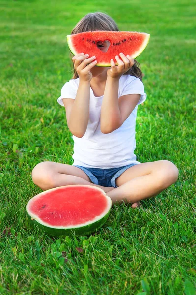 Uma Criança Num Piquenique Come Uma Melancia Foco Seletivo Alimentos — Fotografia de Stock