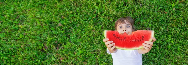 Ein Kind Beim Picknick Isst Eine Wassermelone Selektiver Fokus Lebensmittel — Stockfoto