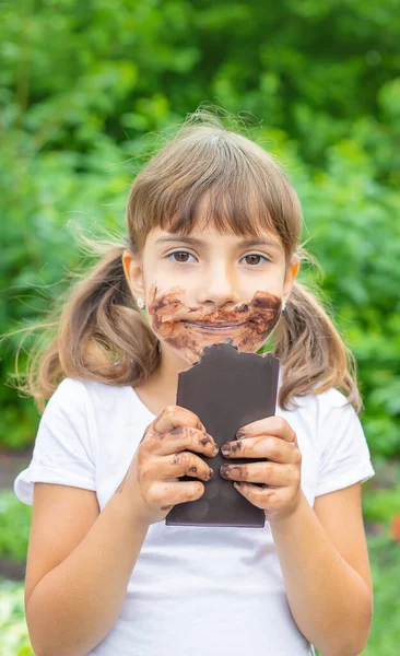 Niño Come Una Barra Chocolate Enfoque Selectivo Gente — Foto de Stock